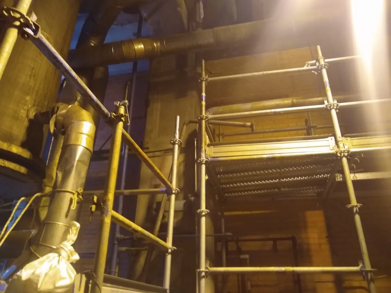 Registro visual industrial: montaje planta tuberías estructural.