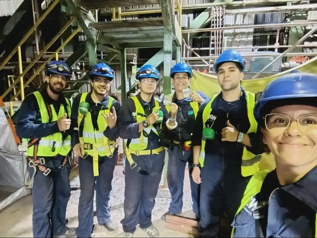 Registro visual industrial: personal equipo seguridad.
